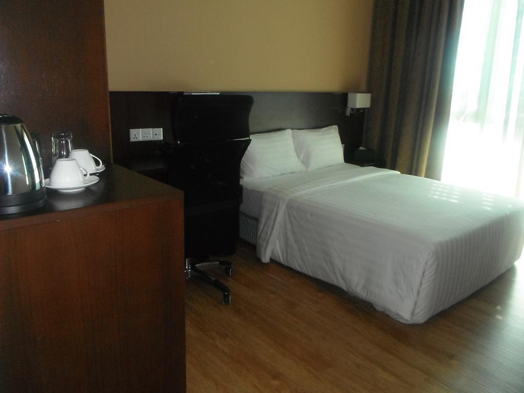 Keoja Hotel Kuala Belait Экстерьер фото