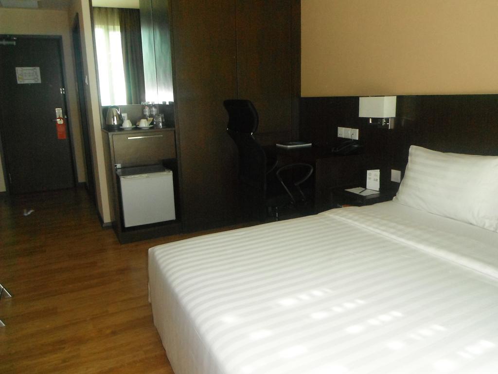 Keoja Hotel Kuala Belait Экстерьер фото